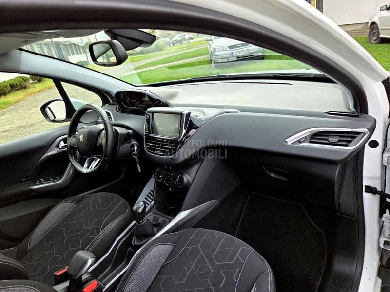 Peugeot 2008 /1.2i Style iz CH/ Peugeot 2008 /1.2i Style iz CH/