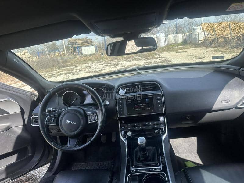 Jaguar XE tek r e g i s t