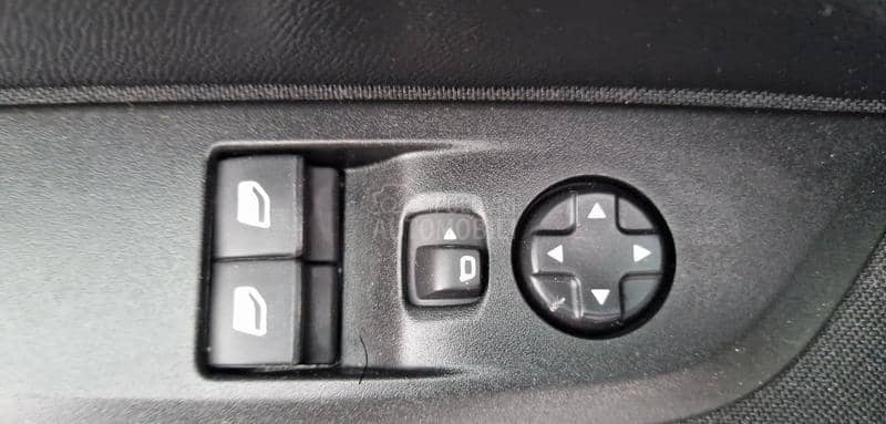 Peugeot 208 NAVlG/KREDlT