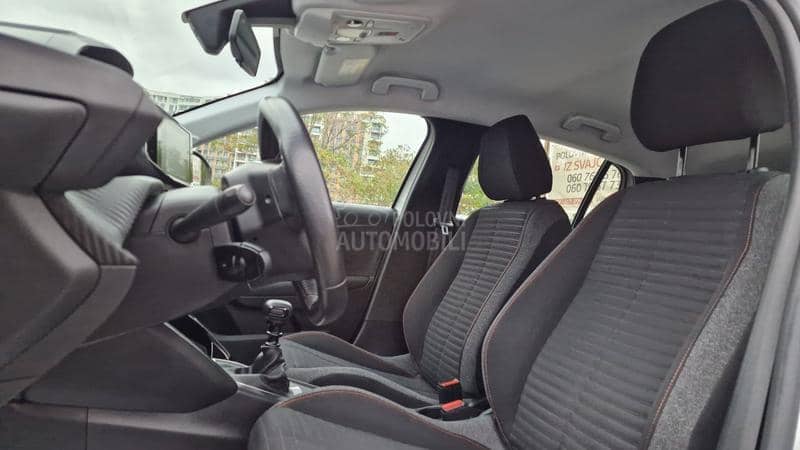 Peugeot 208 NAVlG/KREDlT
