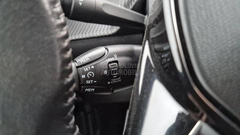 Peugeot 208 NAVlG/KREDlT