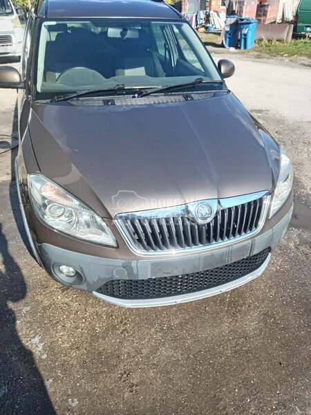 Škoda Roomster 2013. god. -  kompletan auto u delovima