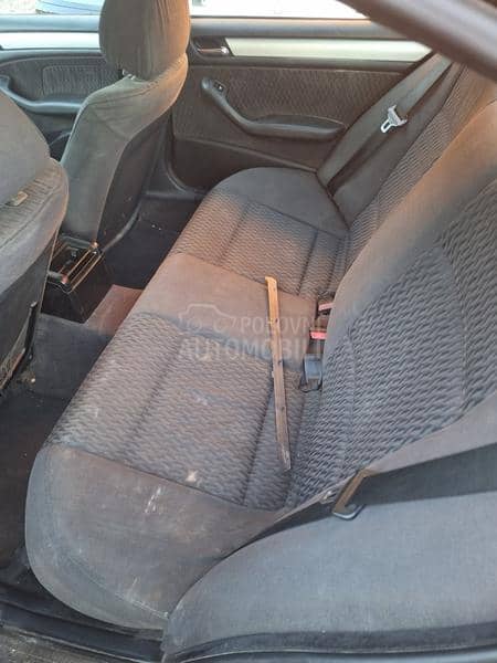 Delovi kompletan auto u delov