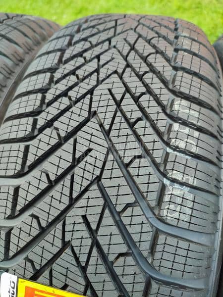 Pirelli 215/55 R17 Zimska