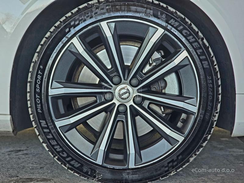 Volvo S90 B4 MOMENTUM A/T