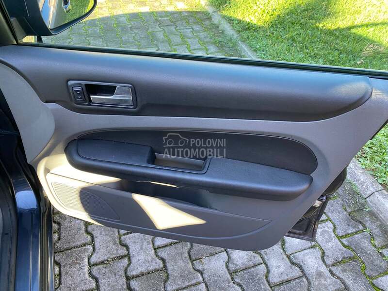 Ford Focus 1.8 i Ghia Iz CH