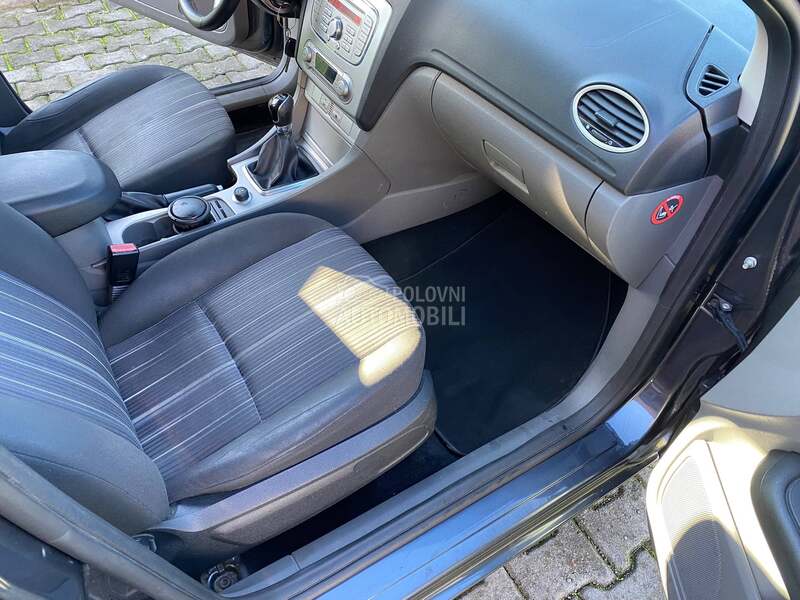 Ford Focus 1.8 i Ghia Iz CH