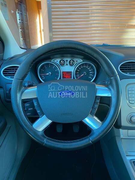 Ford Focus 1.8 i Ghia Iz CH