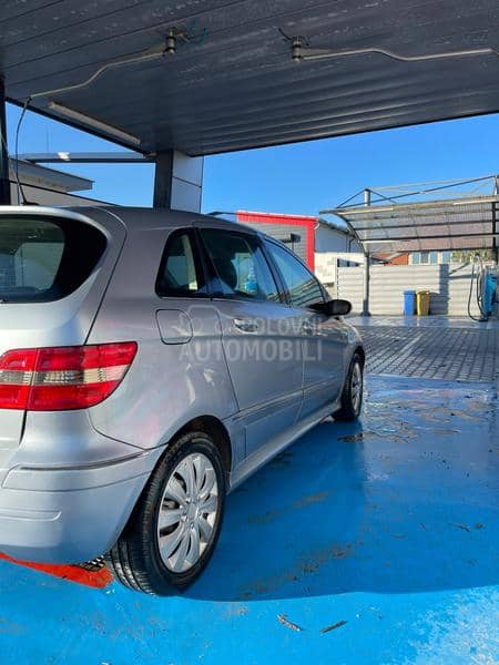 Mercedes Benz B 180 