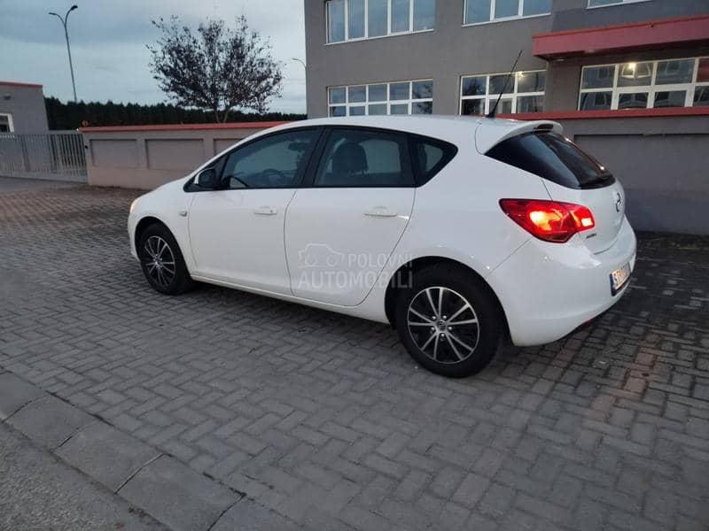Opel Astra J 1.4i