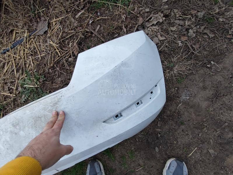 Branik beli sa ostecenjem