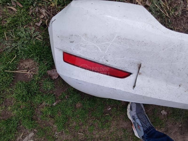 Branik beli sa ostecenjem