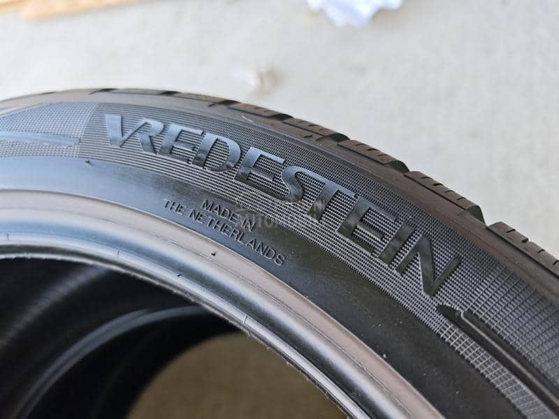 Vredestein 285/40 R21 Zimska