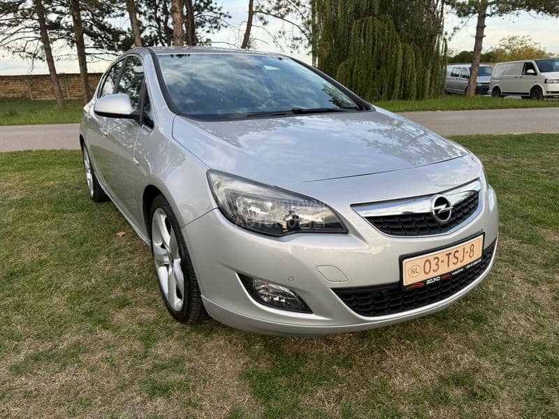 Opel Astra J 1.4b TURBO COSMO