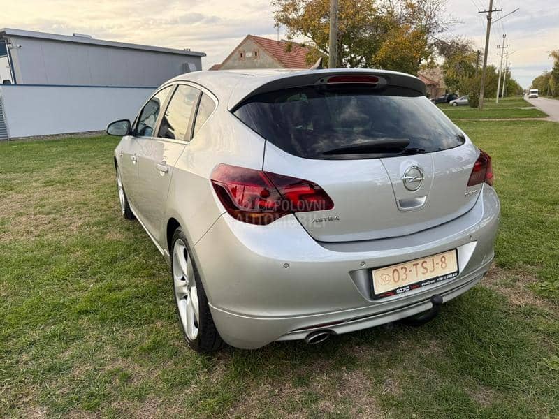 Opel Astra J 1.4b TURBO COSMO