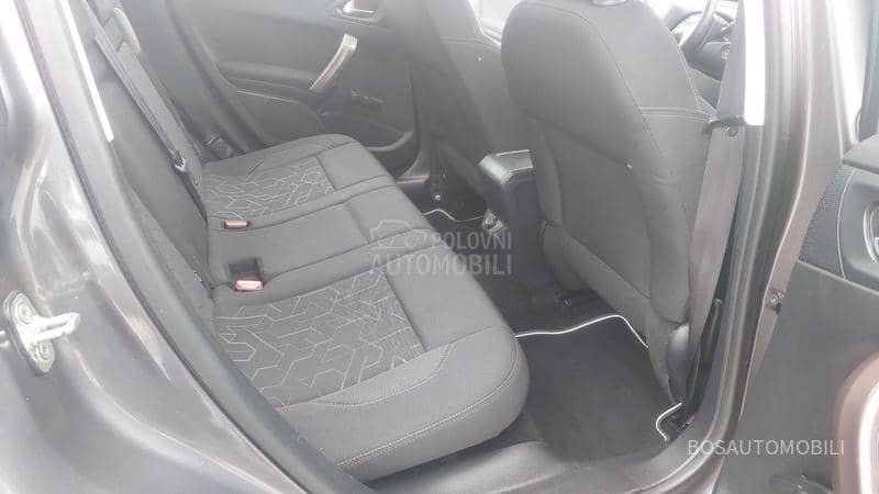 Peugeot 2008 1.2 i