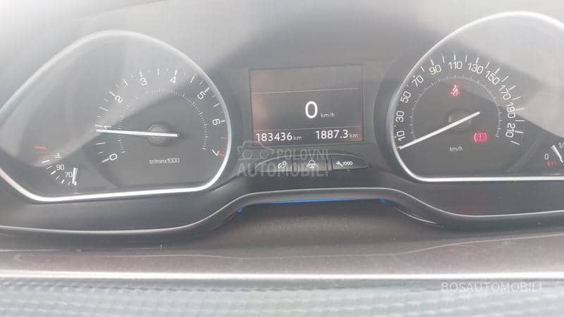 Peugeot 2008 1.2 i