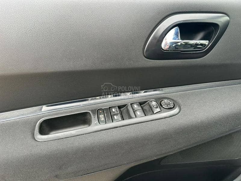 Peugeot 5008 1.6e-HDI A/T ACTIVE