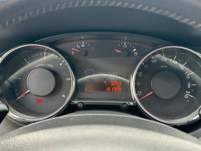 Peugeot 5008 1.6e-HDI A/T ACTIVE