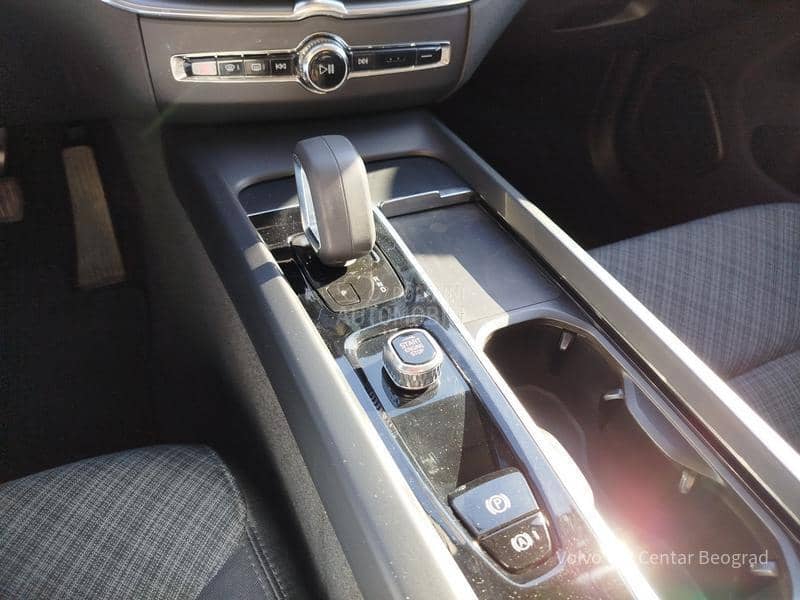 Volvo XC60 B4 MOMENTUM A/T