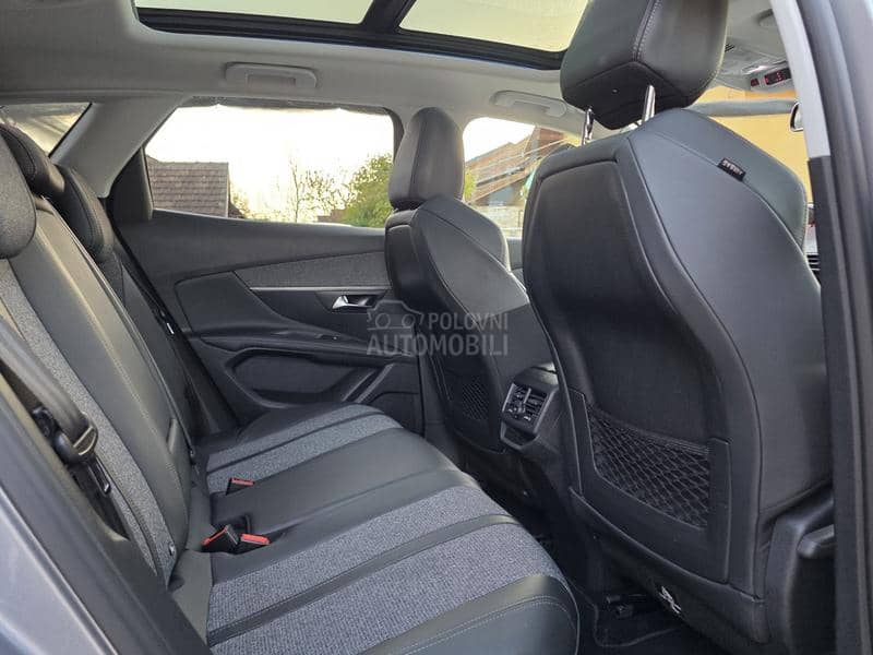 Peugeot 3008 1.5 ALLURE PANO