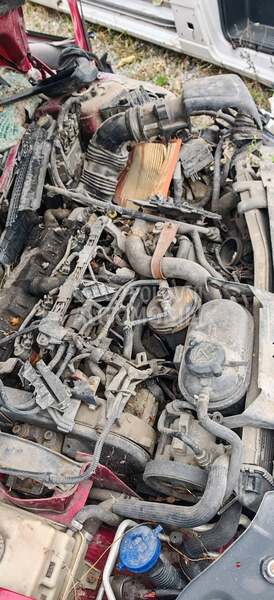 Peugeot 306 2.0hdi 2001. god. -  kompletan auto u delovima