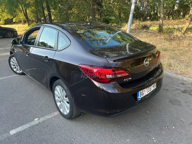Opel Astra J 