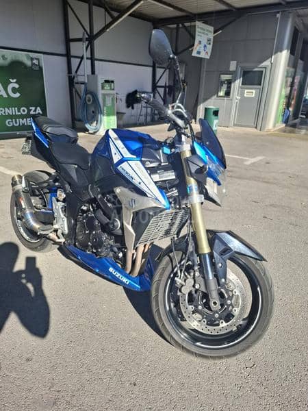 Suzuki GSR 750    A2