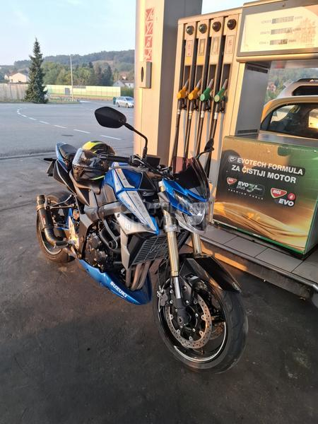 Suzuki GSR 750    A2
