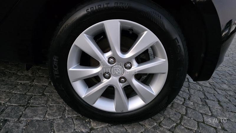 Hyundai i20 URAĐEN VELlKl SERVlS