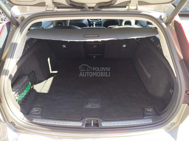 Volvo V60 2.0 D3 MOMENTUM A/T