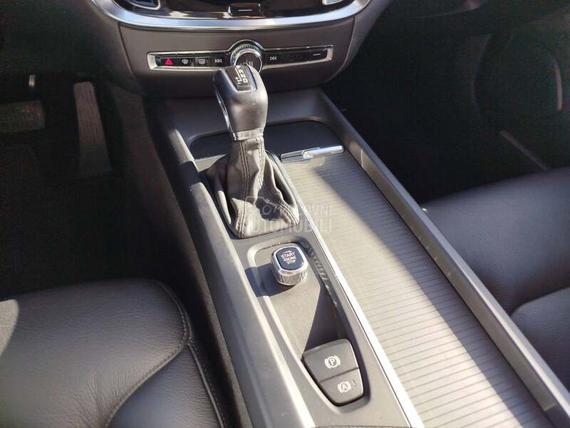 Volvo V60 2.0 D3 MOMENTUM A/T