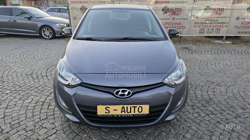 Hyundai i20 URAĐEN VELlKl SERVlS