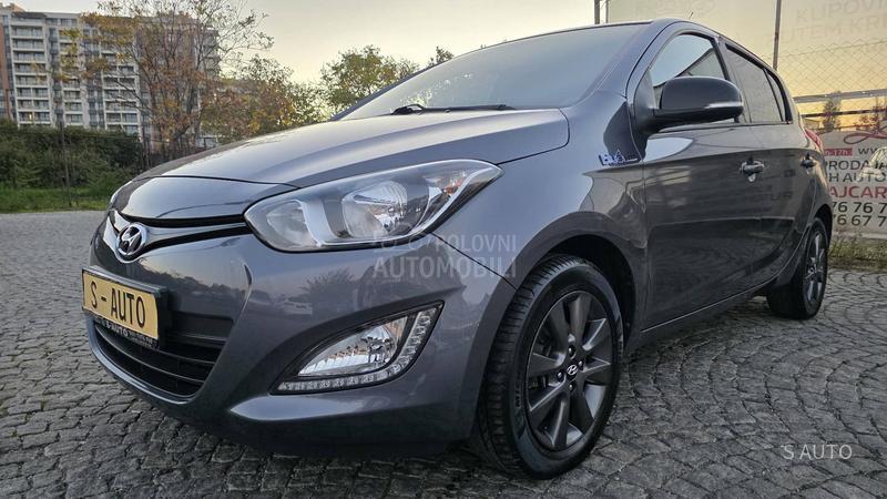 Hyundai i20 URAĐEN VELlKl SERVlS