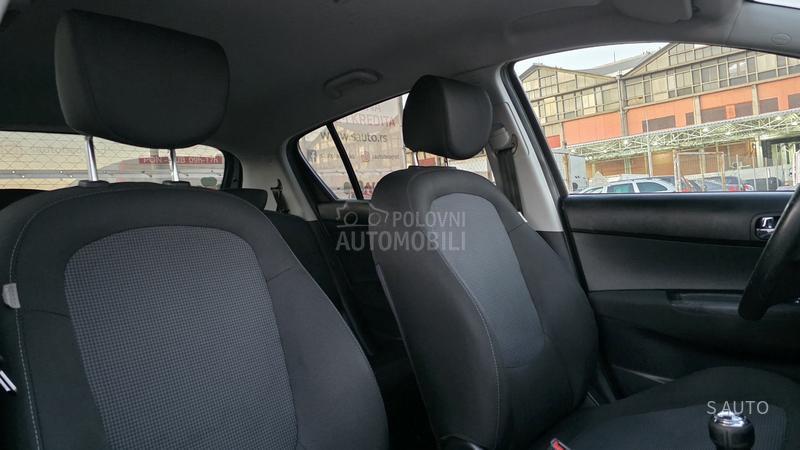 Hyundai i20 URAĐEN VELlKl SERVlS