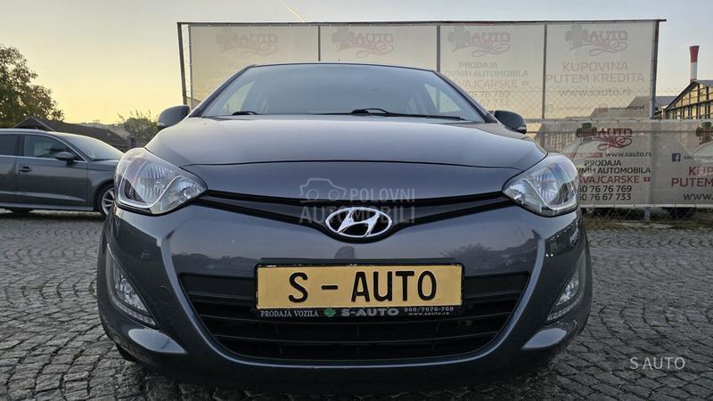 Hyundai i20 URAĐEN VELlKl SERVlS