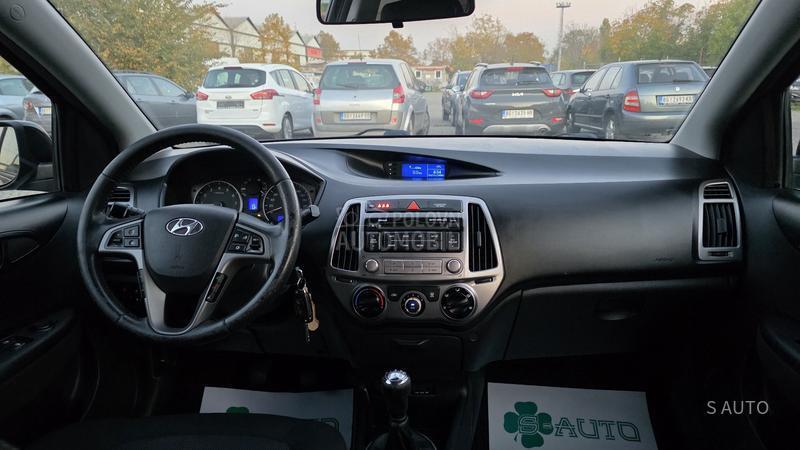 Hyundai i20 URAĐEN VELlKl SERVlS