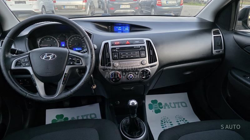 Hyundai i20 URAĐEN VELlKl SERVlS