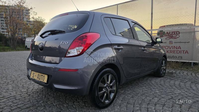 Hyundai i20 URAĐEN VELlKl SERVlS