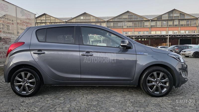 Hyundai i20 URAĐEN VELlKl SERVlS