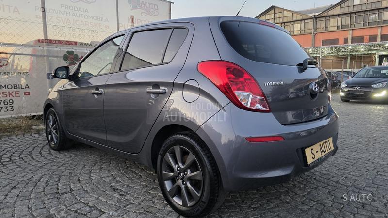 Hyundai i20 URAĐEN VELlKl SERVlS