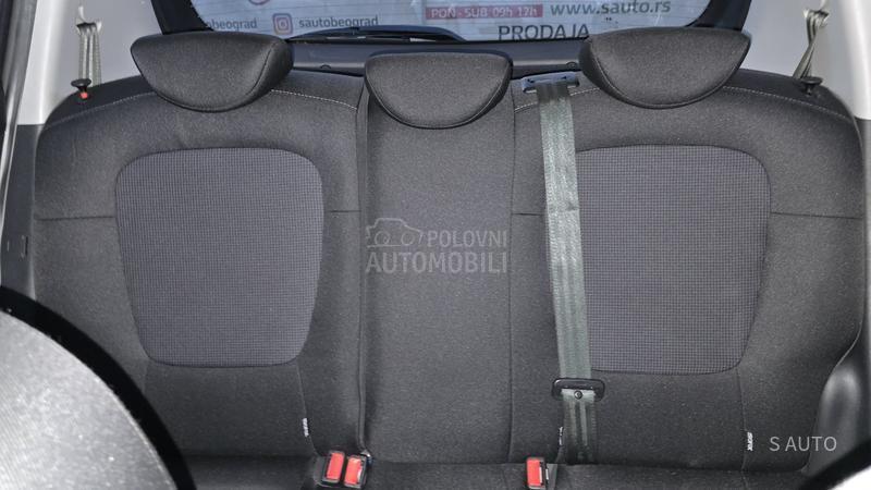 Hyundai i20 URAĐEN VELlKl SERVlS
