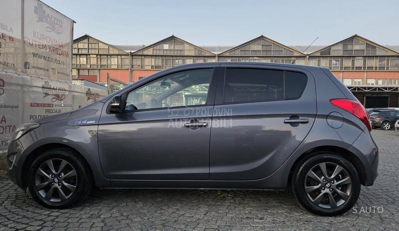 Hyundai i20 URAĐEN VELlKl SERVlS