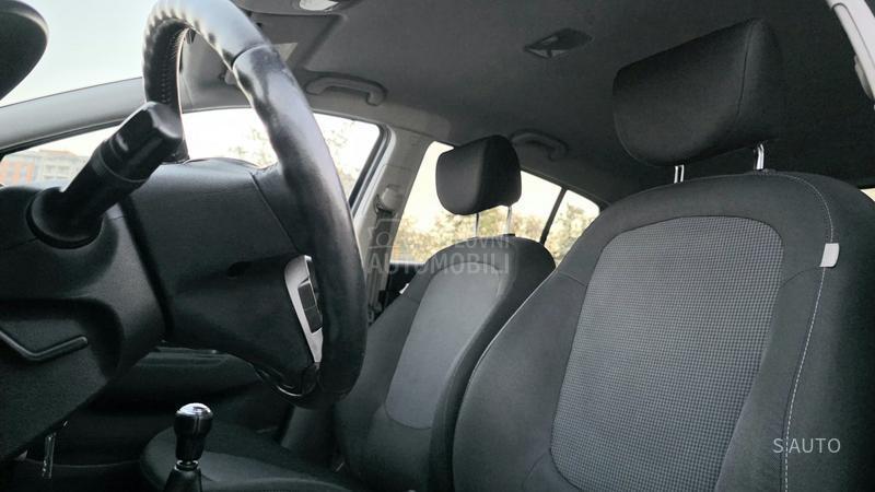 Hyundai i20 URAĐEN VELlKl SERVlS