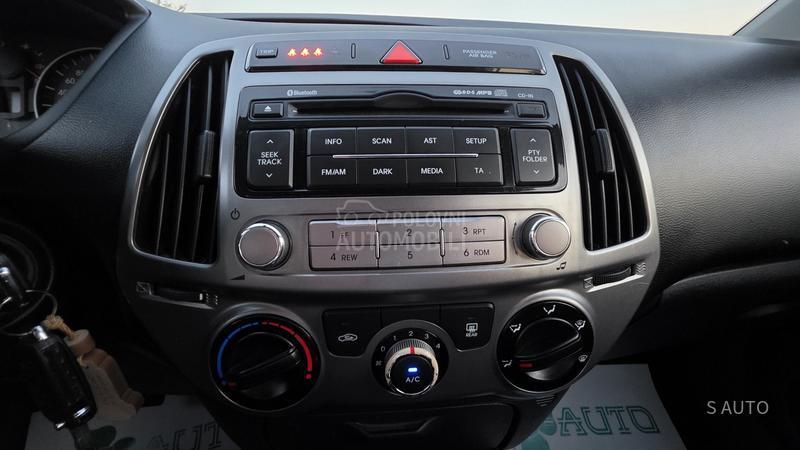 Hyundai i20 URAĐEN VELlKl SERVlS