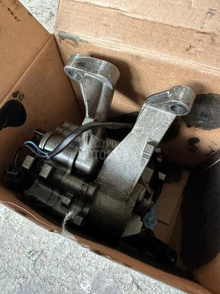 JLR uljna pumpa LR110501