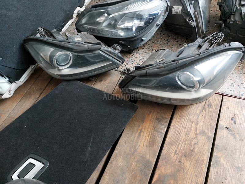 prednji desni far svetlo