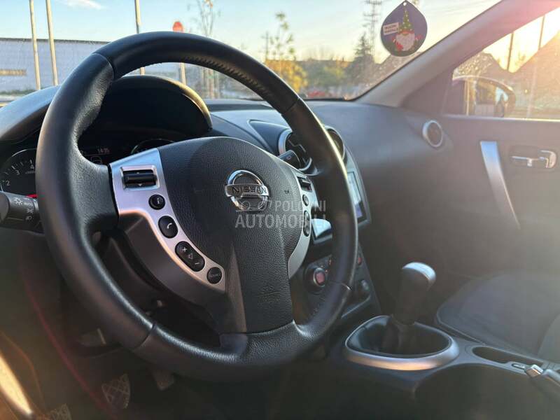 Nissan Qashqai 1,6 b e n z kamera