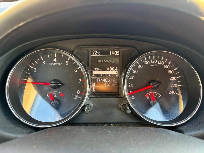 Nissan Qashqai 1,6 b e n z kamera