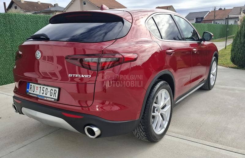 Alfa Romeo Stelvio Q4 AT8